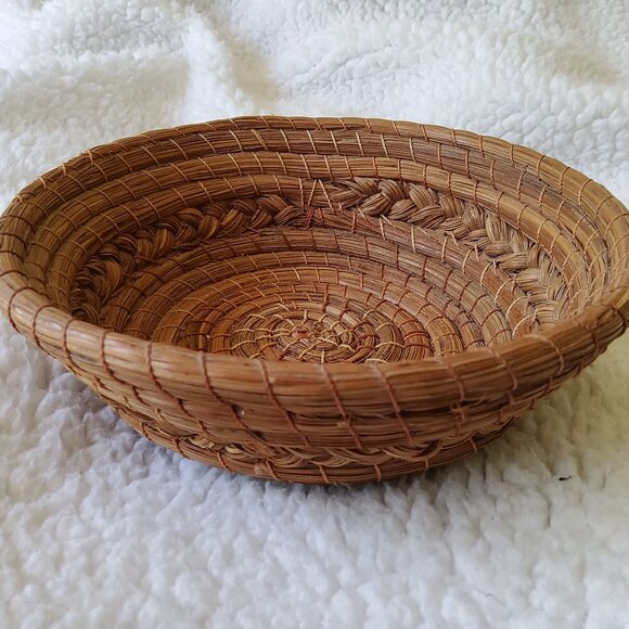 Basket made from long pine needles (Ocoxal)
